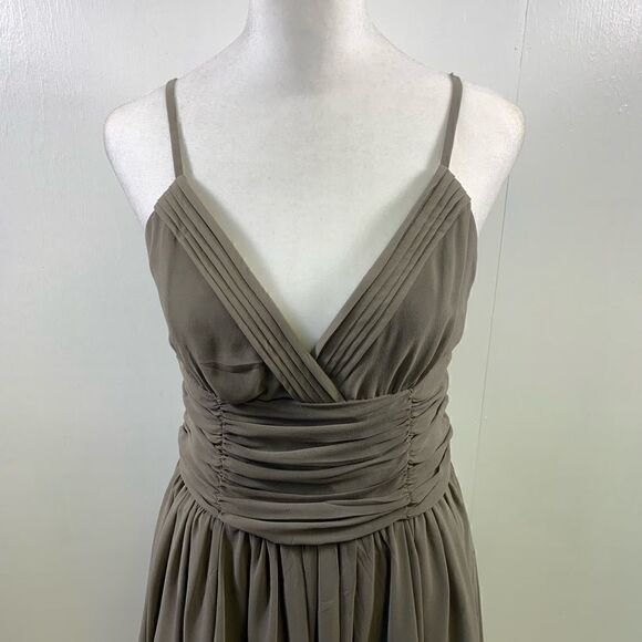Twelve by Twelve Gray Sleeveless Fit Flare Dress Feathers on Skirt Size M - Picture 3 of 11